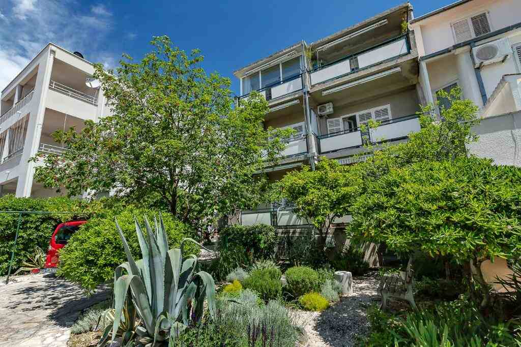 Apartments & Rooms Rica - building and garden in Makarska